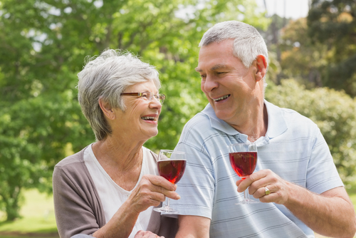 Enligt studien dricker en av tio kvinnor i 75-års åldern alkohol motsvarande en flaska eller mer i veckan. Foto: Shutterstock